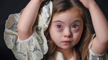 4letá dívka s Downovým syndromem pózuje jako modelka 3 4letá dívka s Downovým syndromem pózuje jako modelka 3