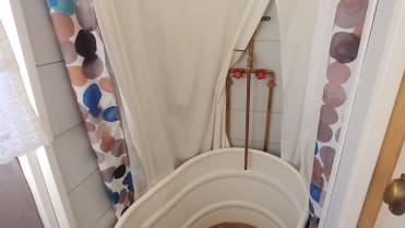 Sprchový kout, nebo vana? Rodinka si dopřává luxusu obojího v jednom Sprchový kout, nebo vana? Rodinka si dopřává luxusu obojího v jednom