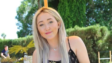 Noah Cyrus (21) Noah Cyrus (21)