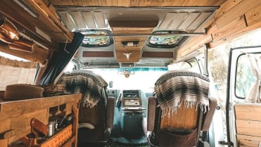 Karavan je navržen v americkém stylu. Karavan je navržen v americkém stylu.