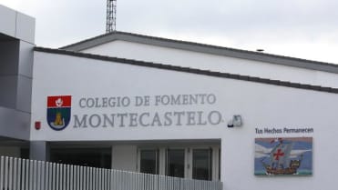 Chlapci se ve škole učí domácím pracím 1 Chlapci se ve škole učí domácím pracím 1