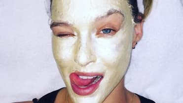 Modelka Bar Refaeli dokáže být i s maskou sexy. Modelka Bar Refaeli dokáže být i s maskou sexy.