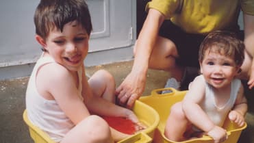 Jak šel čas... Sourozenci po letech... Hygiena v kýblu.. Jak šel čas... Sourozenci po letech... Hygiena v kýblu..