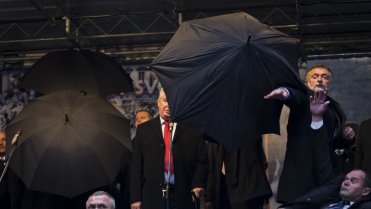 Lidé vypískali Zemana, před vajíčky ho chránila ochranka pomocí deštníků! Lidé vypískali Zemana, před vajíčky ho chránila ochranka pomocí deštníků!