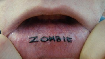 Zombie... asi má strach o nich mluvit, tak vždy jen vytáhne ret... Zombie... asi má strach o nich mluvit, tak vždy jen vytáhne ret...