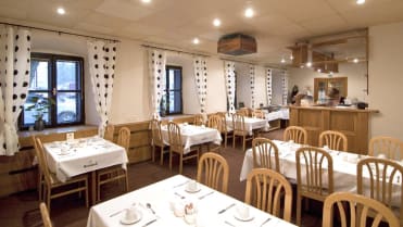 Hotel a restaurace U Apoštola. Nálepku rozhodně nedostali, jelikož jejich jídla byla opravdu děsná. V současné době má hotel v pronájmu nový majitel Hotel a restaurace U Apoštola. Nálepku rozhodně nedostali, jelikož jejich jídla byla opravdu děsná. V současné době má hotel v pronájmu nový majitel