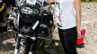 Moto cestou necestou - Eva Decastelo u silného stroje Moto cestou necestou - Eva Decastelo u silného stroje
