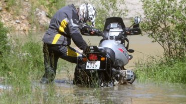 Moto cestou necestou - Pavel Liška dal své motorce napít Moto cestou necestou - Pavel Liška dal své motorce napít