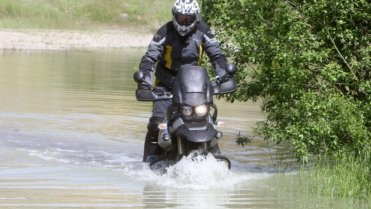 Moto cestou necestou - Pavel Liška na mašině projíždí zatopeným lomem Moto cestou necestou - Pavel Liška na mašině projíždí zatopeným lomem