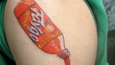 Další dost nepovedený pokus o umění. Limonáda Faygo je buď opravdu výtečná, nebo firma dobře platí lidem, kteří si reklamu na limonádu nechají vytetovat na tělo. Další dost nepovedený pokus o umění. Limonáda Faygo je buď opravdu výtečná, nebo firma dobře platí lidem, kteří si reklamu na limonádu nechají vytetovat na tělo.