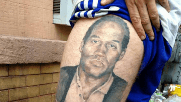 O. J. Simpson platil ve své době za velkou hvězdu, jenže pak jeho slibně rozjetou kariéru zasáhl nepříjemný soudní proces. Pán na fotografii bude nejspíš Simpsonův skalní fanoušek. O. J. Simpson platil ve své době za velkou hvězdu, jenže pak jeho slibně rozjetou kariéru zasáhl nepříjemný soudní proces. Pán na fotografii bude nejspíš Simpsonův skalní fanoušek.