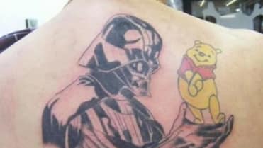 Který idol z dětství to u něj nakonec vyhraje? Darth Vader z Hvězdných válek, nebo medvídek Pú? Na zádech je má ale definitivně oba! Který idol z dětství to u něj nakonec vyhraje? Darth Vader z Hvězdných válek, nebo medvídek Pú? Na zádech je má ale definitivně oba!