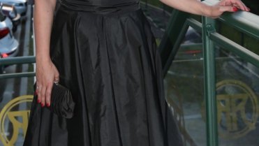 Herečka Miluše Bittnerová má velké vnady a tím, že si oblékla nařasené šaty, je ještě víc zdůraznila. Styl a la Marylin Monroe je sice fajn, ale v jejím případě začínáme pochybovat, že pánové mají skutečně radši blondýnky Herečka Miluše Bittnerová má velké vnady a tím, že si oblékla nařasené šaty, je ještě víc zdůraznila. Styl a la Marylin Monroe je sice fajn, ale v jejím případě začínáme pochybovat, že pánové mají skutečně radši blondýnky