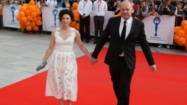 V podobně zvláštních šatech, jako měla ve Varech herečka Martha Issová. běhala po louce moje babička v roce 1950. Nesourodé květované spoje působily opravdu bizarně V podobně zvláštních šatech, jako měla ve Varech herečka Martha Issová. běhala po louce moje babička v roce 1950. Nesourodé květované spoje působily opravdu bizarně