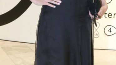 Herečka Jitka Schneiderová se obalila příliš velkým množstvím látky. V černém přeplácaném modelu vypadá usedle a její pověstný sexappeal se naprosto vytratil Herečka Jitka Schneiderová se obalila příliš velkým množstvím látky. V černém přeplácaném modelu vypadá usedle a její pověstný sexappeal se naprosto vytratil