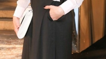 Pamatujete si chlupatý kabátek, ve kterém uprchla princezna Lada v pohádce Princezna se zlatou hvězdou na čele? Tak v podobném myším kožíšku si vyrazila herečka Klára Issová na karlovarskou kolonádu Pamatujete si chlupatý kabátek, ve kterém uprchla princezna Lada v pohádce Princezna se zlatou hvězdou na čele? Tak v podobném myším kožíšku si vyrazila herečka Klára Issová na karlovarskou kolonádu