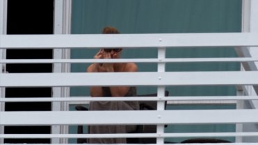 Jennifer Lopez telefonuje na balkóně Jennifer Lopez telefonuje na balkóně