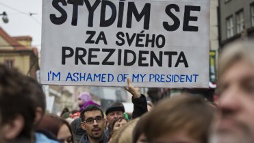 Lidé vypískali Zemana, před vajíčky ho chránila ochranka - Obrázek 3 Lidé vypískali Zemana, před vajíčky ho chránila ochranka - Obrázek 3