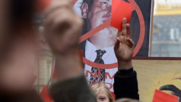 Lidé vypískali Zemana, před vajíčky ho chránila ochranka - Obrázek 5 Lidé vypískali Zemana, před vajíčky ho chránila ochranka - Obrázek 5