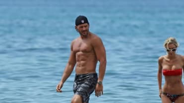 Poprvé se objevil v seriálu TRUE BLOOD, kde hraje vlkodlaka Alcida,nyní hrál v Bez kalhot XXL a teď vystavuje své vymakané tělo u moře. Doma ho obdivuje Sofia Vergara Poprvé se objevil v seriálu TRUE BLOOD, kde hraje vlkodlaka Alcida,nyní hrál v Bez kalhot XXL a teď vystavuje své vymakané tělo u moře. Doma ho obdivuje Sofia Vergara