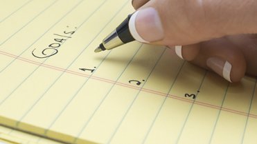 Sepiště si reálné cíle. Zbytečně se nestresujete tím, že si řeknete, že zhubnete 5 kilo za týden. Není to ani zdravé, ani reálné. Vytyčte si malé cíle, například, že si odpustíte dezert po obědě, a pak jich postupně dosahujte. Sepiště si reálné cíle. Zbytečně se nestresujete tím, že si řeknete, že zhubnete 5 kilo za týden. Není to ani zdravé, ani reálné. Vytyčte si malé cíle, například, že si odpustíte dezert po obědě, a pak jich postupně dosahujte.