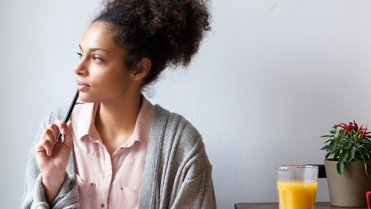 Sepisujte si seznam věcí, co za den sníte. Získáte tak dokonalý přehled o zkonzumovaných kaloriích a svůj jídelníček tak budete moci přehledně upravovat a redukovat. Sepisujte si seznam věcí, co za den sníte. Získáte tak dokonalý přehled o zkonzumovaných kaloriích a svůj jídelníček tak budete moci přehledně upravovat a redukovat.