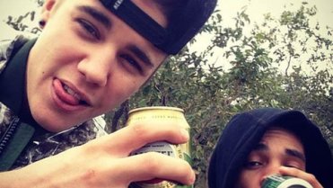 S alkoholem se ukazoval, i přesto, že na to v USA věk ještě neměl S alkoholem se ukazoval, i přesto, že na to v USA věk ještě neměl