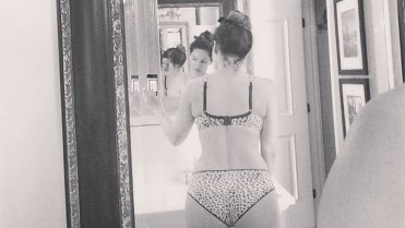 A Kelly Brook ještě jednou, ve své koupelně A Kelly Brook ještě jednou, ve své koupelně