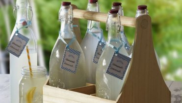Lahev s klipsnovým víčkem, 550 ml, 115 Kč; dřevěná přenoska na 6 lahví, 690 Kč, obojí Kilner Lahev s klipsnovým víčkem, 550 ml, 115 Kč; dřevěná přenoska na 6 lahví, 690 Kč, obojí Kilner