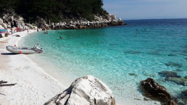 Marble Beach, Thassos Island, Řecko; bílá pokrývka na pláži je drcený mramor Marble Beach, Thassos Island, Řecko; bílá pokrývka na pláži je drcený mramor