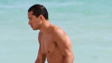 A.C. Slater vypadá lépe než kdy jindy a to je tatínkem. Určitě mu to sluší, i když předvádí své abs s kbelíkem a lopatkou v ruce. A.C. Slater vypadá lépe než kdy jindy a to je tatínkem. Určitě mu to sluší, i když předvádí své abs s kbelíkem a lopatkou v ruce.