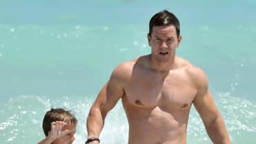 Třiačtyřicetiletý Mark Wahlberg předvádí své obrovské bicepsy, při dovádění se synem Brendanem, na pláži v Miami. Třiačtyřicetiletý Mark Wahlberg předvádí své obrovské bicepsy, při dovádění se synem Brendanem, na pláži v Miami.