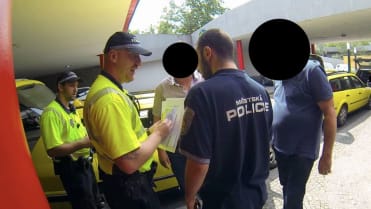 Ve svém kanálu se specializuje na potyčky se strážníky, ke kterým nechová vůbec žádný respekt. Ve svém kanálu se specializuje na potyčky se strážníky, ke kterým nechová vůbec žádný respekt.