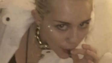 Miley Cyrus a Zoe Kravitz natočily videoklip Bi*ch - Obrázek 3 Miley Cyrus a Zoe Kravitz natočily videoklip Bi*ch - Obrázek 3