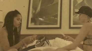 Miley Cyrus a Zoe Kravitz natočily videoklip Bi*ch - Obrázek 2 Miley Cyrus a Zoe Kravitz natočily videoklip Bi*ch - Obrázek 2