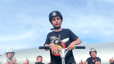 Misha řádí na koloběžce. Misha řádí na koloběžce.