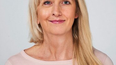 Sara (62) a její dcera Clemmie (30) v jedné ženě Sara (62) a její dcera Clemmie (30) v jedné ženě