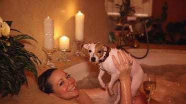 Mariah Carey se koupe se svým psím mazlíčkem Mariah Carey se koupe se svým psím mazlíčkem