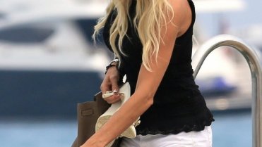 Victoria Silvstedt vystupuje z jachty v Saint-Tropez... Victoria Silvstedt vystupuje z jachty v Saint-Tropez...