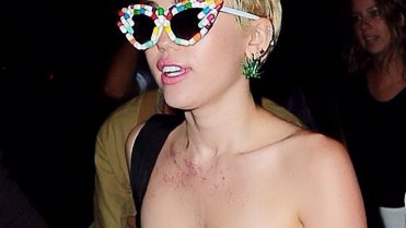 Miley to letos dotáhla až na hranici nevkusu Miley to letos dotáhla až na hranici nevkusu