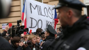 Lidé vypískali Zemana, před vajíčky ho chránila ochranka - Obrázek 6 Lidé vypískali Zemana, před vajíčky ho chránila ochranka - Obrázek 6