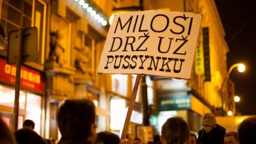 Lidé vypískali Zemana, před vajíčky ho chránila ochranka - Obrázek 8 Lidé vypískali Zemana, před vajíčky ho chránila ochranka - Obrázek 8