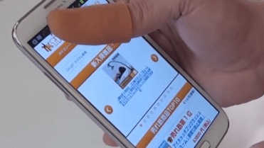 Jeden z majitelů nového iPhonu si musel pořídit kvůli velkému displeji umělý palec Jeden z majitelů nového iPhonu si musel pořídit kvůli velkému displeji umělý palec