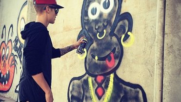 Za svoji kresbičku v Riu musel zaplatit pěknou pokutu. Jednalo se o vandalismus Za svoji kresbičku v Riu musel zaplatit pěknou pokutu. Jednalo se o vandalismus