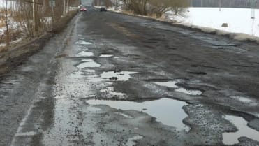 Díry. První pohled na silnici a je vám jasné, že tohle Německo rozhodně není Díry. První pohled na silnici a je vám jasné, že tohle Německo rozhodně není