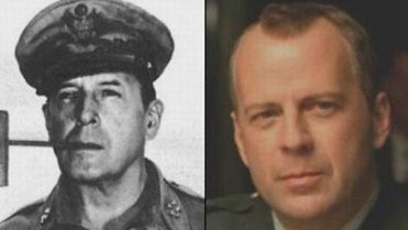 Na nejedné fotce jsou si generál Douglas MacArthur a herec Bruce Willis velmi podobní Na nejedné fotce jsou si generál Douglas MacArthur a herec Bruce Willis velmi podobní