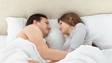 Tak usínají obvykle jen páry, které jsou na sobě hodně závislé. Do poslední chvíle si chtějí vidět do tváře Tak usínají obvykle jen páry, které jsou na sobě hodně závislé. Do poslední chvíle si chtějí vidět do tváře