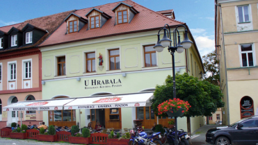 Restaurace a penzion U Hrabala je krásné místo se zahrádkou, kde se výborně najíte. Aby ne, když jej doporučuje samotný šéf Restaurace a penzion U Hrabala je krásné místo se zahrádkou, kde se výborně najíte. Aby ne, když jej doporučuje samotný šéf