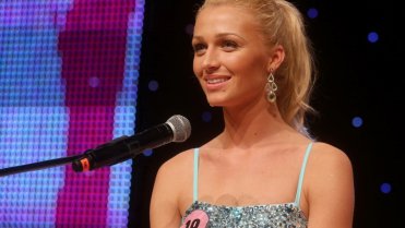 Veronika Kašáková, 24 let, z Prahy (č. foto semifinále 19) Veronika absolvovala Střední pedagogickou školu v Mostě, obor předškolní a školní pedagogika Životní moto: Za každým mrakem vyjde sluníčko Veronika Kašáková, 24 let, z Prahy (č. foto semifinále 19) Veronika absolvovala Střední pedagogickou školu v Mostě, obor předškolní a školní pedagogika Životní moto: Za každým mrakem vyjde sluníčko