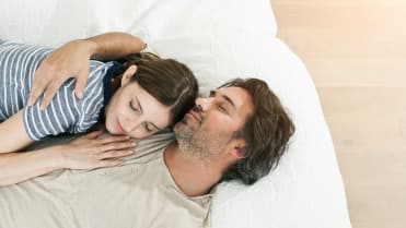 On je hodně nad věcí a chce mít všechno pod kontrolou. Touhle polohou vám dává najevo, že se smíte přitulit On je hodně nad věcí a chce mít všechno pod kontrolou. Touhle polohou vám dává najevo, že se smíte přitulit